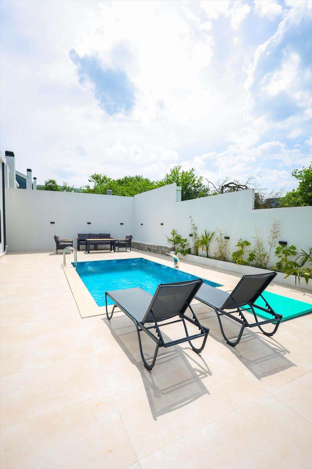 listing card gallery