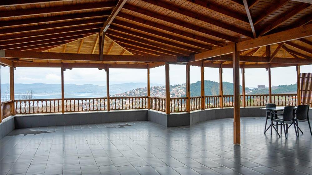 listing card gallery