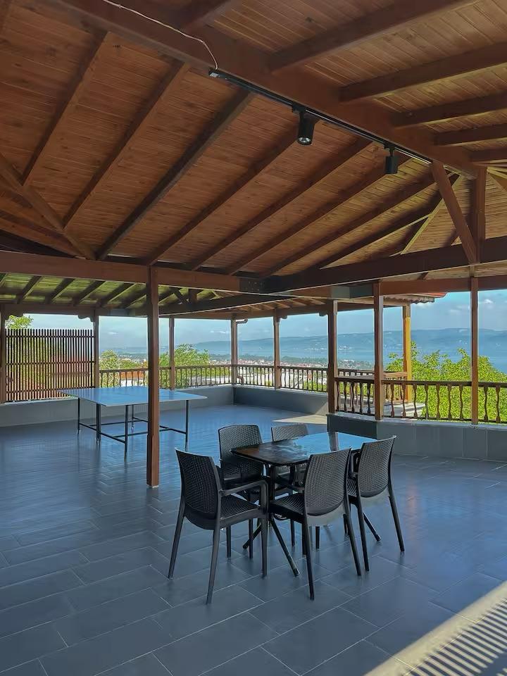 listing card gallery