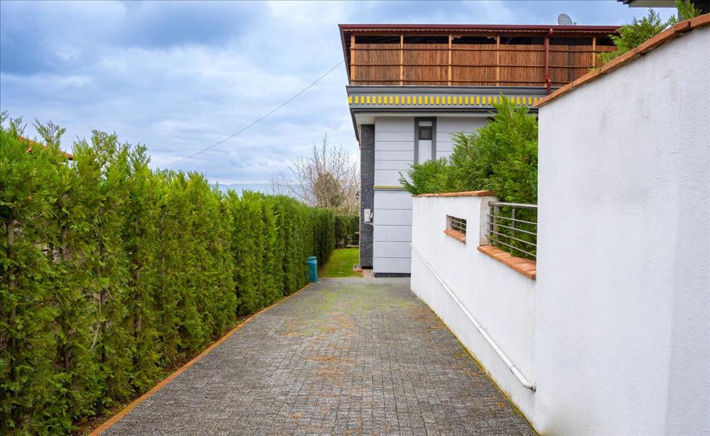 listing card gallery