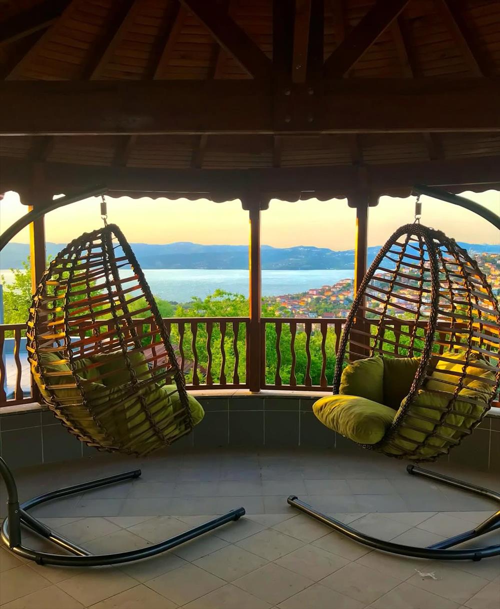 listing card gallery