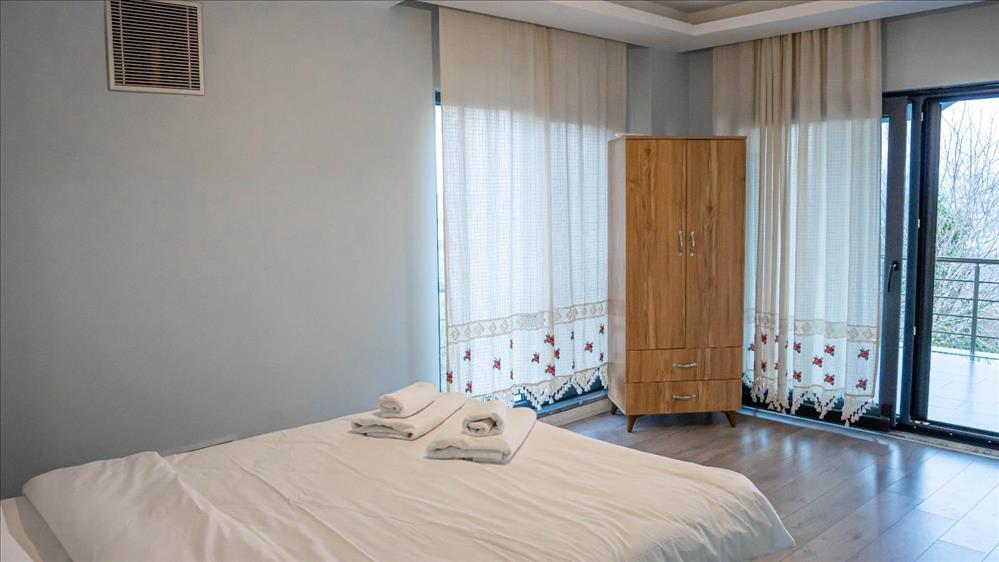 listing card gallery