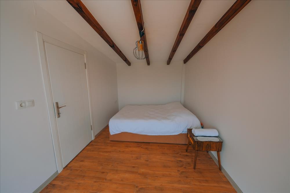 listing card gallery