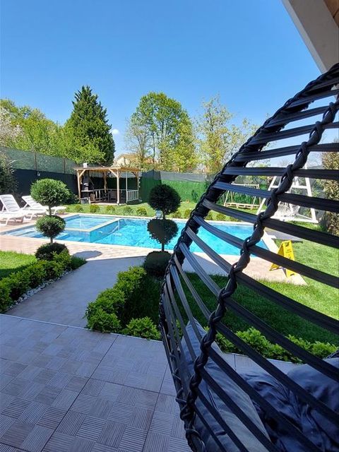 listing card gallery