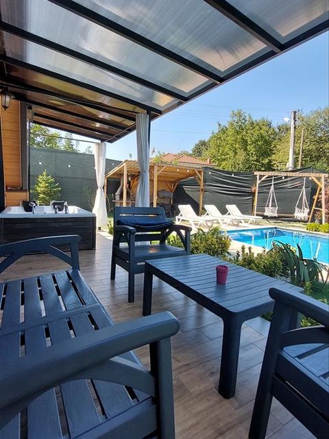 listing card gallery