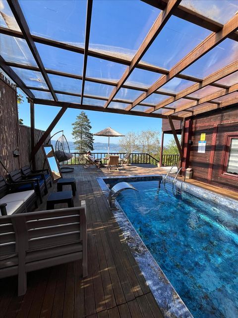 listing card gallery